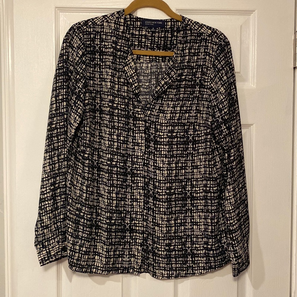 Jones New York navy and cream blouse. Size 10